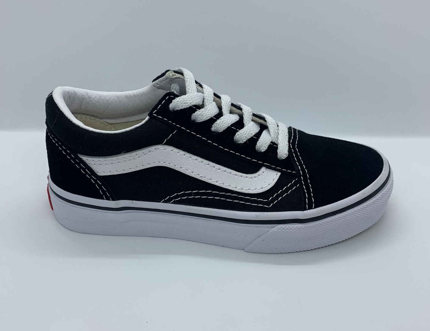 Vans Old Skool Kids sneaker in black with white side stripe and laces, classic skate silhouette